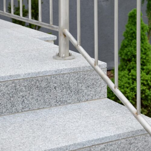 Schody granitowe - stopień kamienny G603 Bianco Cristal płomieniowany