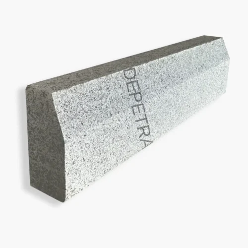krawężnik drogowy granitowy o wymiarze 15x30 cm z skosem